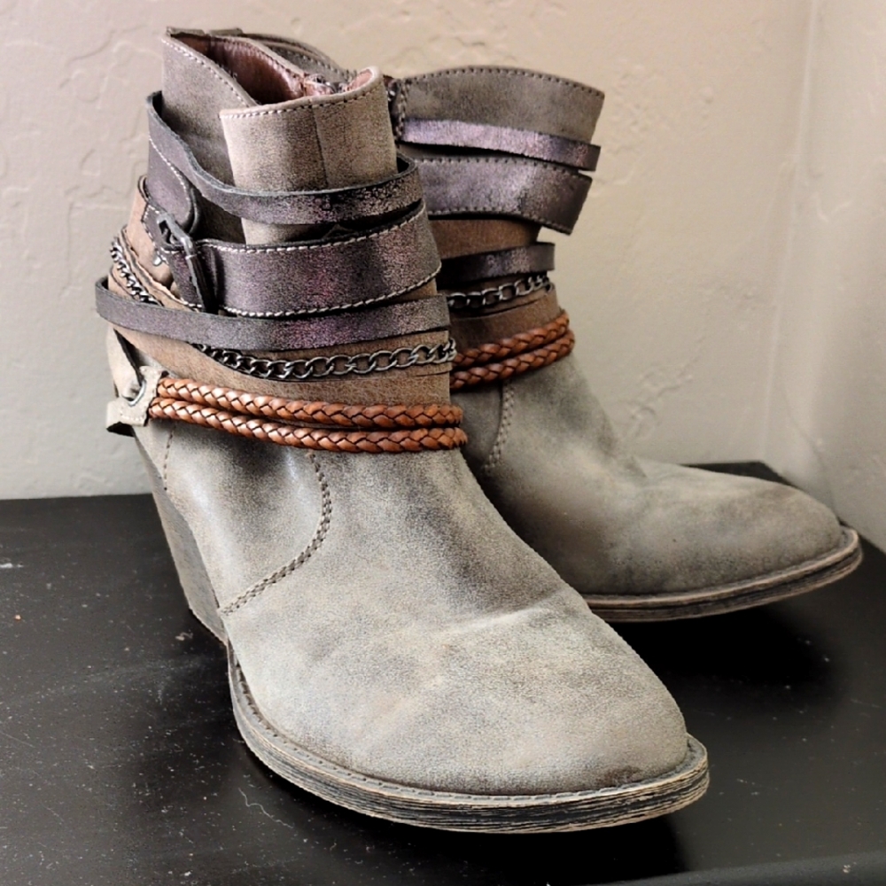 Women's BKE Sole Grey/Beige Ankle Boots with Straps 7.5